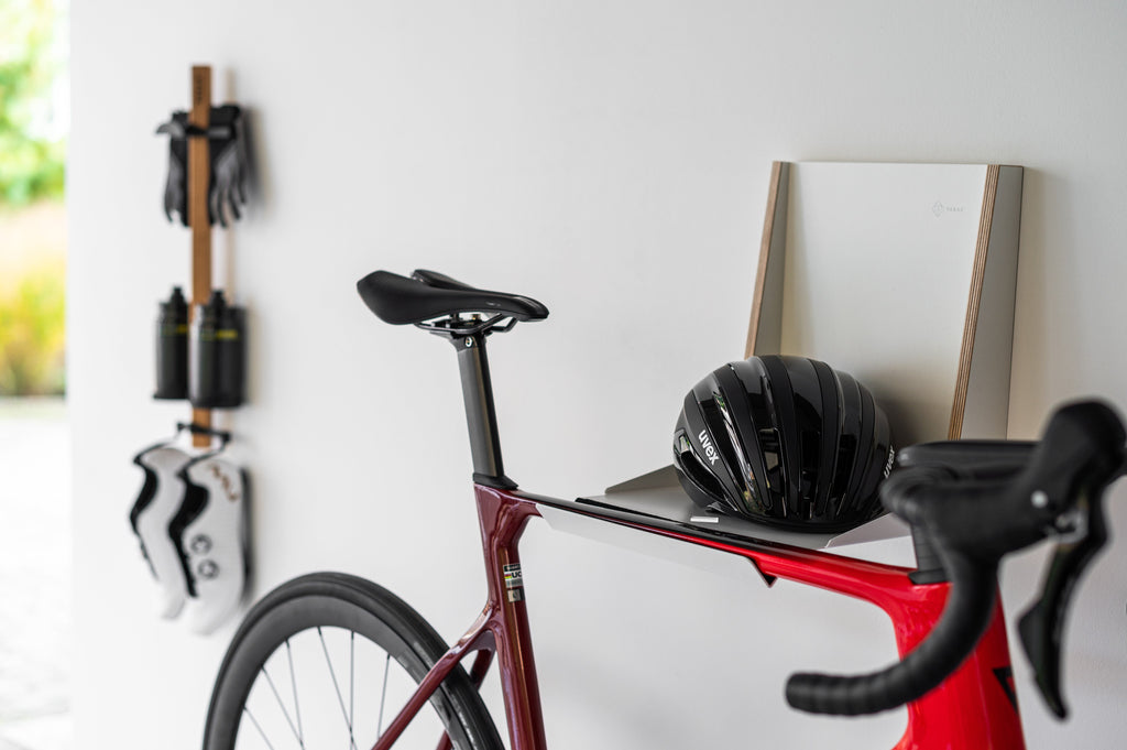 Klappbare Fahrrad Halterung in weiß aus Holz mit Helm und Fahrrad